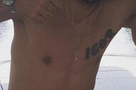 Welcher Fußballer trägt den Schriftzug 