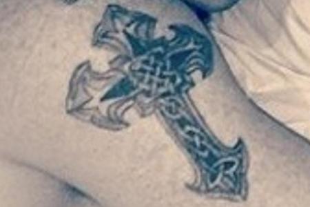 Ein Keltenkreuz ziert wessen Bizeps?