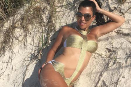 Sexy Strandpose à la Kourtney Kardashian