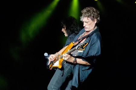 Joe Perry und Alice Cooper (hinten) beim Auftritt der Hollywood Vampires auf dem Hessentag 2016