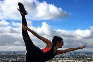 Nina Dobrev ist die Beweglichkeit in Person