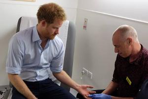 Prinz Harry beim Blutabnehmen