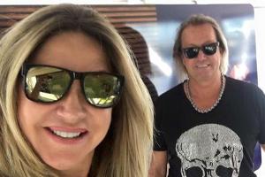 Carmen und Robert Geiss schicken ihren Fans liebe Grüße; sie sind auf dem Weg nach Hongkong