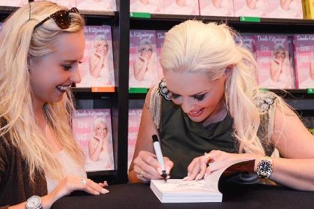 Fröhliche Kundin, erstaunte Autorin: Daniela Katzenberger (re.) beim Signieren ihres Buches