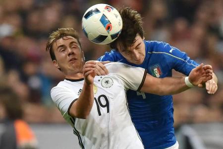 Länderspiele zwischen Deutschland und Italien sind immer hart umkämpft - hier Mario Götze im Duell mit Matteo Darmian