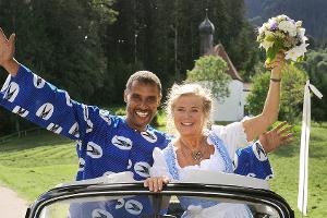 "24 Milchkühe und kein Mann": Ein echtes Traumpaar - Bayerin Elli (Jutta Speidel) und Afrikaner Raymond (Christofer von Beau)