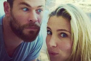 Chris Hemsworth ist in seine Frau Elsa sichtlich vernarrt