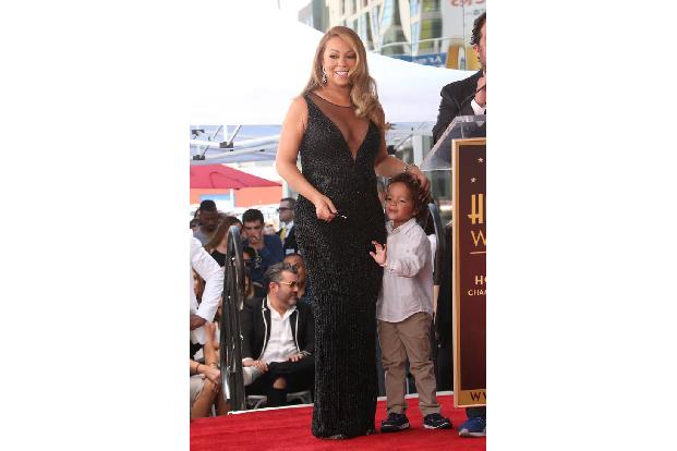 ...das Rampenlicht mit ihm teilen. Andererseits zeigte diese ungeplante Einlage des kleinen Jungen auch, dass Mariah - trotz...