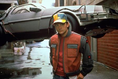 Diesmal führt den arg gebeutelten Zeitreisenden Marty McFly ein wichtiger Auftrag direkt in seine eigene Zukunft