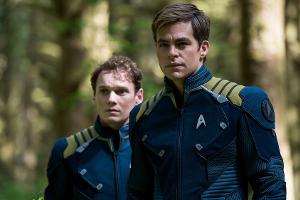 Anton Yelchin (l.) ist in "Star Trek Beyond" ein letztes Mal an der Seite von Chris Pine als Chekov zu sehen