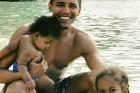 Michelle Obama (51) nutzte den Vatertag für ein nostalgisches Bild und zeigte den US-Präsidenten Barack Obama (54) beim Bade...