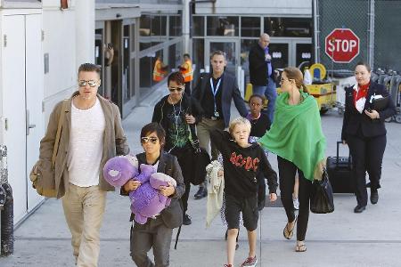 04 Brad, Shiloh, Pax, Vivienne, Knox Leon, Zahara, Maddox WENN wenn21054476.jpg