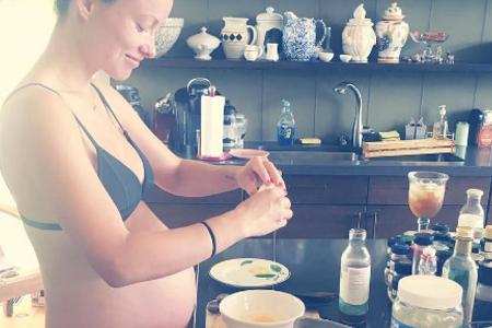 Rührei oder doch lieber Kuchen? Olivia Wilde präsentiert ihren Babybauch beim Eierschlagen