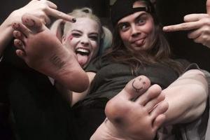 Cara Delevingne (r.) und ihre Freundin Margot Robbie teilen den gleichen Humor