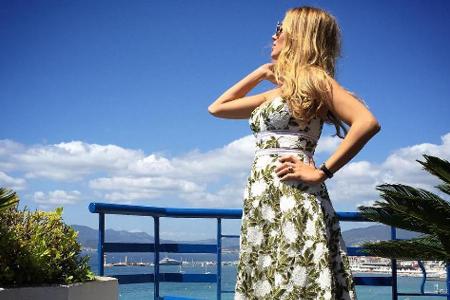 Blake Lively kaschiert ihren Babybauch gerne mit sommerlichen Kleidern in Midi-Länge