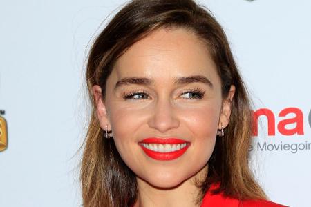 Als Daenerys Targaryen sind ihre Haare lang und weißblond, in Wahrheit trägt Schauspielerin Emilia Clarke (29) einen schulte...