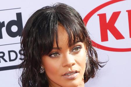 Ungewöhnlich brav wirkt Rihannas (28) neue Frisur: Die Sängerin kombiniert zum Undone-Bob einen Pony.