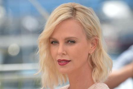 Elegant wirkt der Messy-Bob auch bei Charlize Theron (40): Leichte Wellen und ein tiefer Seitenscheitel sorgen für die nötig...