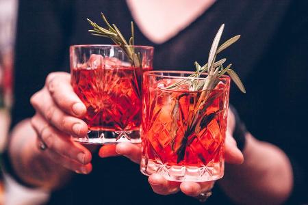 Zwei frisch gemixte Negronis