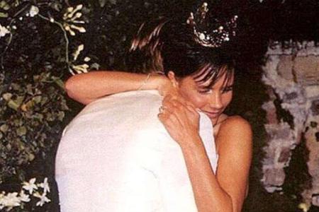 Das muss wahre Liebe sein: David und Victoria umarmen sich innig an ihrem Hochzeitstag