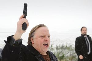 "Tatort: Herrenabend": Als Kommissar Frank Thiel (Axel Prahl, l.) zur Waffe greifen muss, hält sich Prof. Boerne (Jan Josef ...