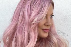 Tori Spelling hat überraschend ihre Haarfarbe gewechselt