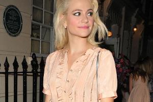 Pixie Lott verleiht dem süßen Kleid mit Hingucker-Accessoires eine sexy Note