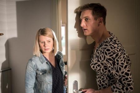Überraschung für Nina (Jacqueline Svilarov): Ihr Bruder Marek (Martin Walde) trägt Frauenkleider