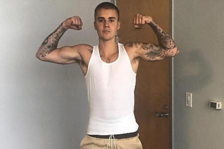 Starker junger Mann mit guten Ratschlägen