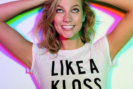 Karlie Kloss in ihren selbst-entworfenen T-Shirt