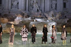 Durch das Plexiglas sah es aus als würden die Models übers Wasser laufen.