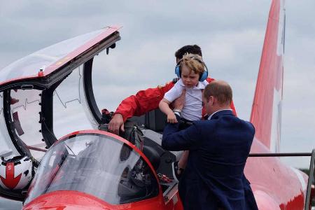 Prinz George darf in einem Flieger der Red Arrows Platz nehmen.