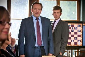 "Inspector Barnaby: König Dame Tod": Barnaby (l.) und Jones  ermitteln bei einem Schachspiel