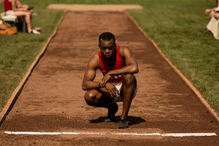 Jesse Owens (Stephan James) konzentriert sich vor dem Weitsprungwettbewerb
