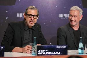 Jeff Goldblum (l.) und Roland Emmerich bei der Pressekonferenz zu "Independence Day: Wiederkehr" Anfang Juni in Berlin