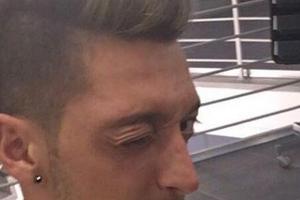 Mesut Özil nahm direkt im Friseursalon für seine Fans ein Foto seines neuen Haarschnitts auf