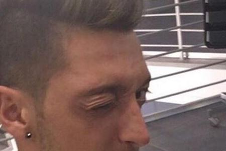 Mesut Özil nahm direkt im Friseursalon für seine Fans ein Foto seines neuen Haarschnitts auf