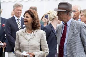 Königin Silvia und Carl XVI. Gustaf schlendern über den CHIO-Turnierplatz