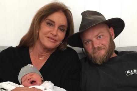Schon jetzt anstrengend: Ein müder Bodhi Jenner mit Oma Caitlyn (l.) und Papa Burt (r.)