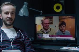 Nach Jan Böhmermanns (l.) Undercover-Aktion wird die TV-Show "Schwiegertochter gesucht" stärker überwacht