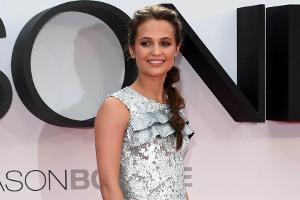 Die Louis-Vuitton-Robe umspielte Alicia Vikanders Figur perfekt