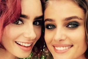 Lily Collins (li.) und Taylor Hill werben gemeinsam für Lancome