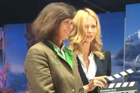 Schirmherrin Veronica Ferres (r.) und Bayerns Wirtschafts- und Medienministerin Ilse Aigner eröffnen die Ausstellung in der ...