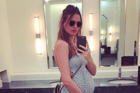 Behati Prinsloo setzt ihren Baby-Bauch in einem hellblauen Maxi-Kleid in Szene