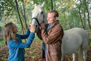 Simon Keller (Devid Striesow) spendet Sara (Lena Urzendowsky) Trost