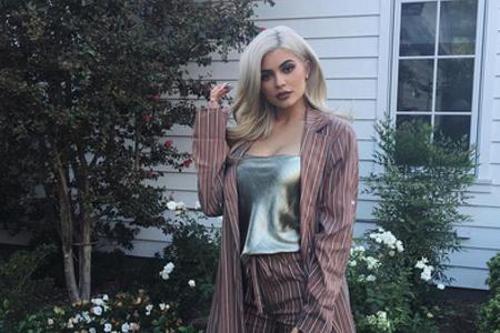 Kylie Jenner sieht in ihrem Streifenanzug ziemlich ladylike aus