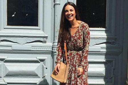 Janina Uhse setzt mit ihrem langen Blumenkleid auf Flower Power