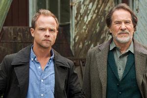 In "Böse Wetter - Das Geheimnis der Vergangenheit" mimt Matthias Koeberlin (l.) den Geophysiker Dr. Leonard Gehra, Götz Geor...