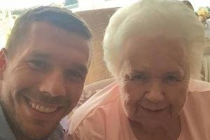 Selfie-Time: Lukas Podolski zeigt sich erneut mit seiner Oma