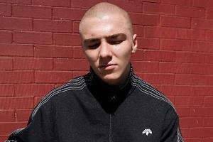 Rocco Ritchie im Sportanzug von Adidas Originals x AW